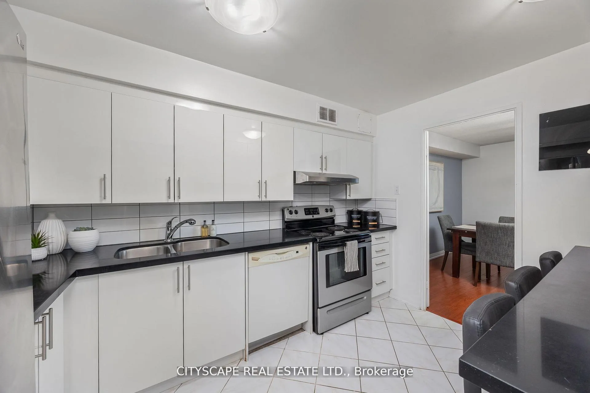Photo 9 of Unit 10, 1 Royal Orchard Blv Boulevard, Markham, Royal Orchard — HOMEH
