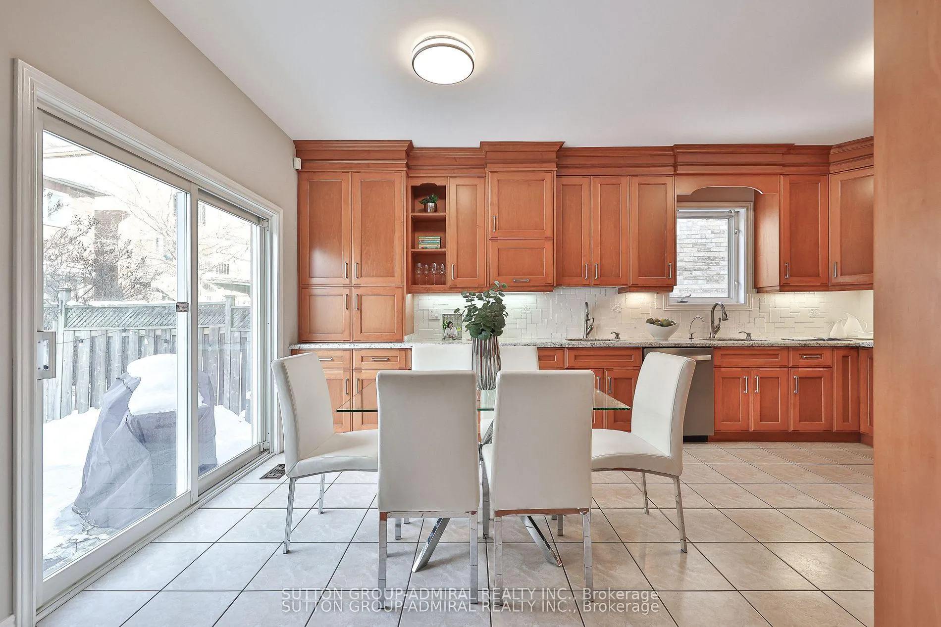 Photo 10 of 173 Bentoak Crescent, Vaughan, Patterson — HOMEH
