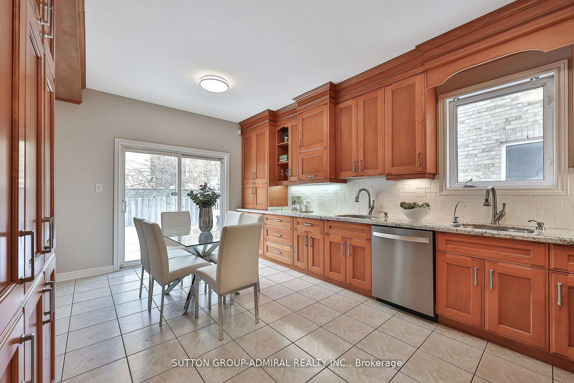 Photo 13 of 173 Bentoak Crescent, Vaughan, Patterson — HOMEH