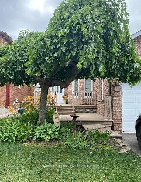 Photo 2 of 7 Winterberry Drive, Whitby, Rolling Acres — HOMEH