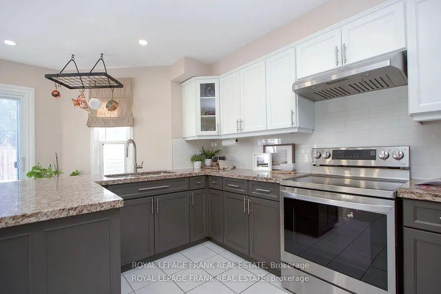 Photo 11 of 7 Winterberry Drive, Whitby, Rolling Acres — HOMEH