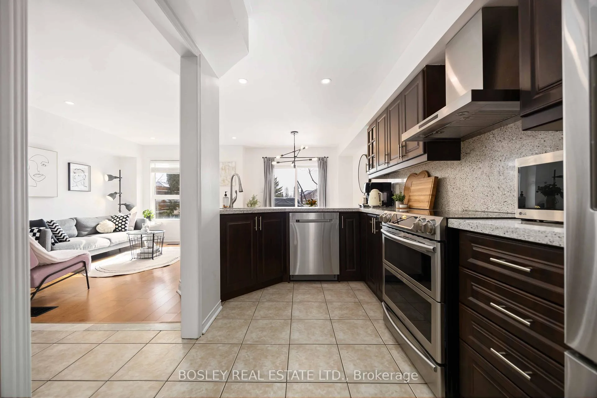 Photo 9 of 57 Candlebrook Drive, Whitby, Pringle Creek — HOMEH