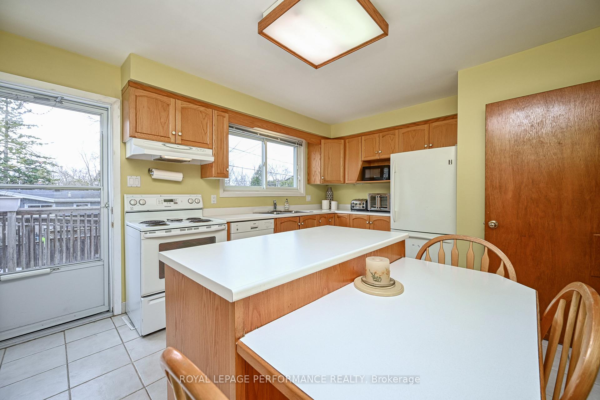 Photo 5 of 121 Starwood Road, Ottawa, Meadowlands/St. Claire Gardens — HOMEH