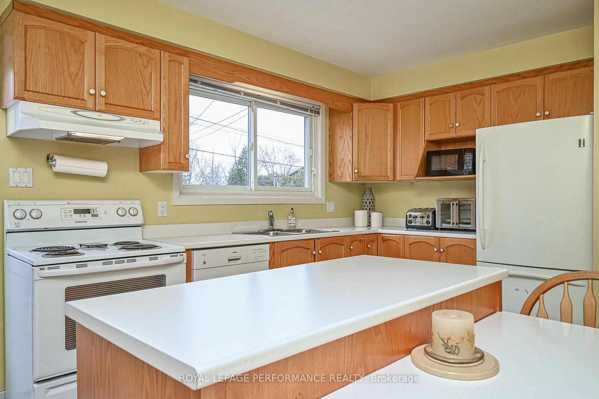 Photo 6 of 121 Starwood Road, Ottawa, Meadowlands/St. Claire Gardens — HOMEH