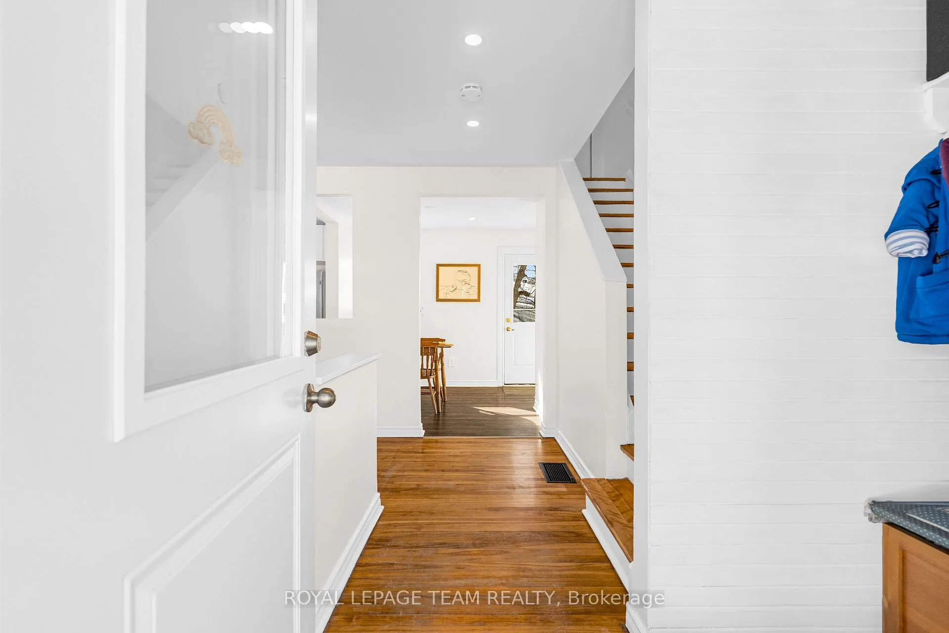 Photo 4 of 852 Borthwick Avenue, Ottawa, Castle Heights/Rideau High — HOMEH