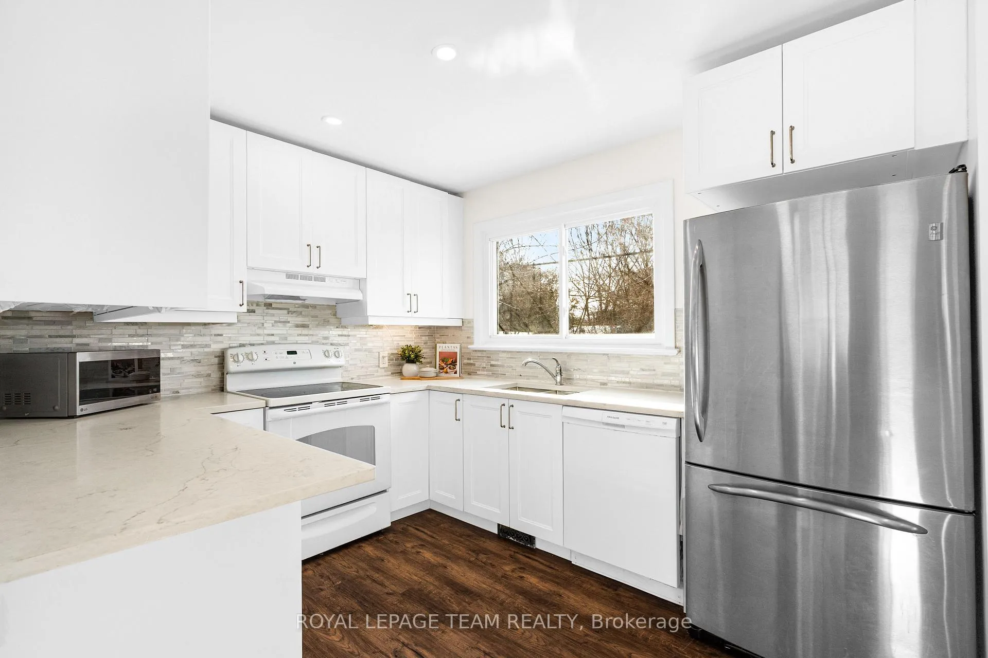 Photo 14 of 852 Borthwick Avenue, Ottawa, Castle Heights/Rideau High — HOMEH