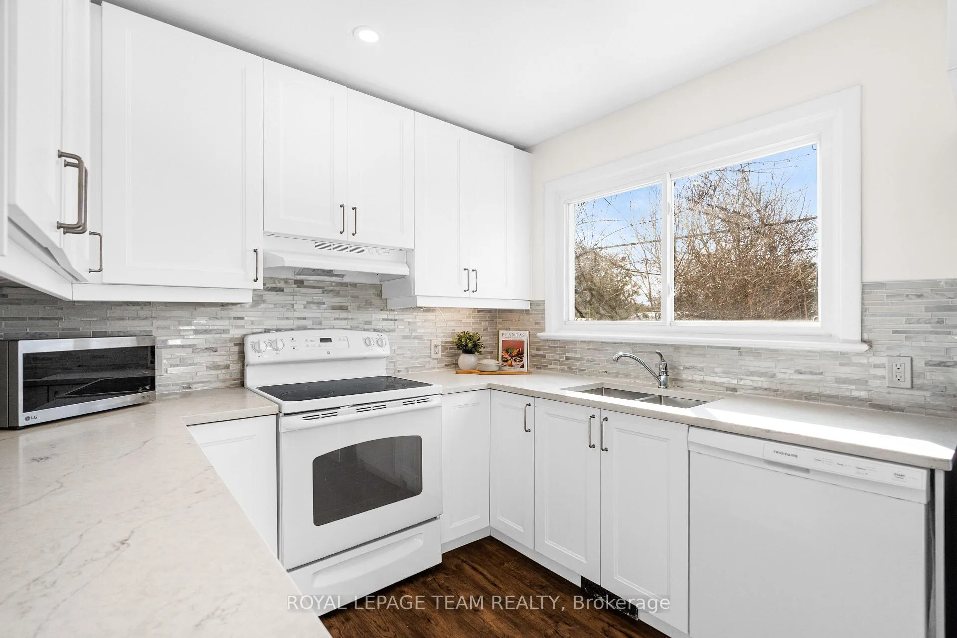 Photo 15 of 852 Borthwick Avenue, Ottawa, Castle Heights/Rideau High — HOMEH