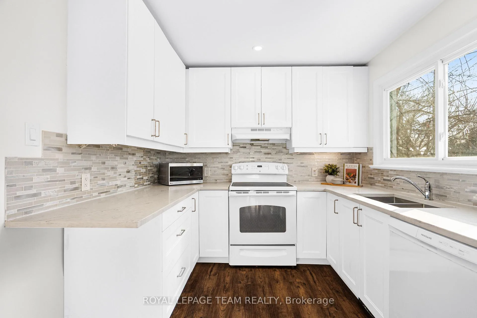Photo 17 of 852 Borthwick Avenue, Ottawa, Castle Heights/Rideau High — HOMEH