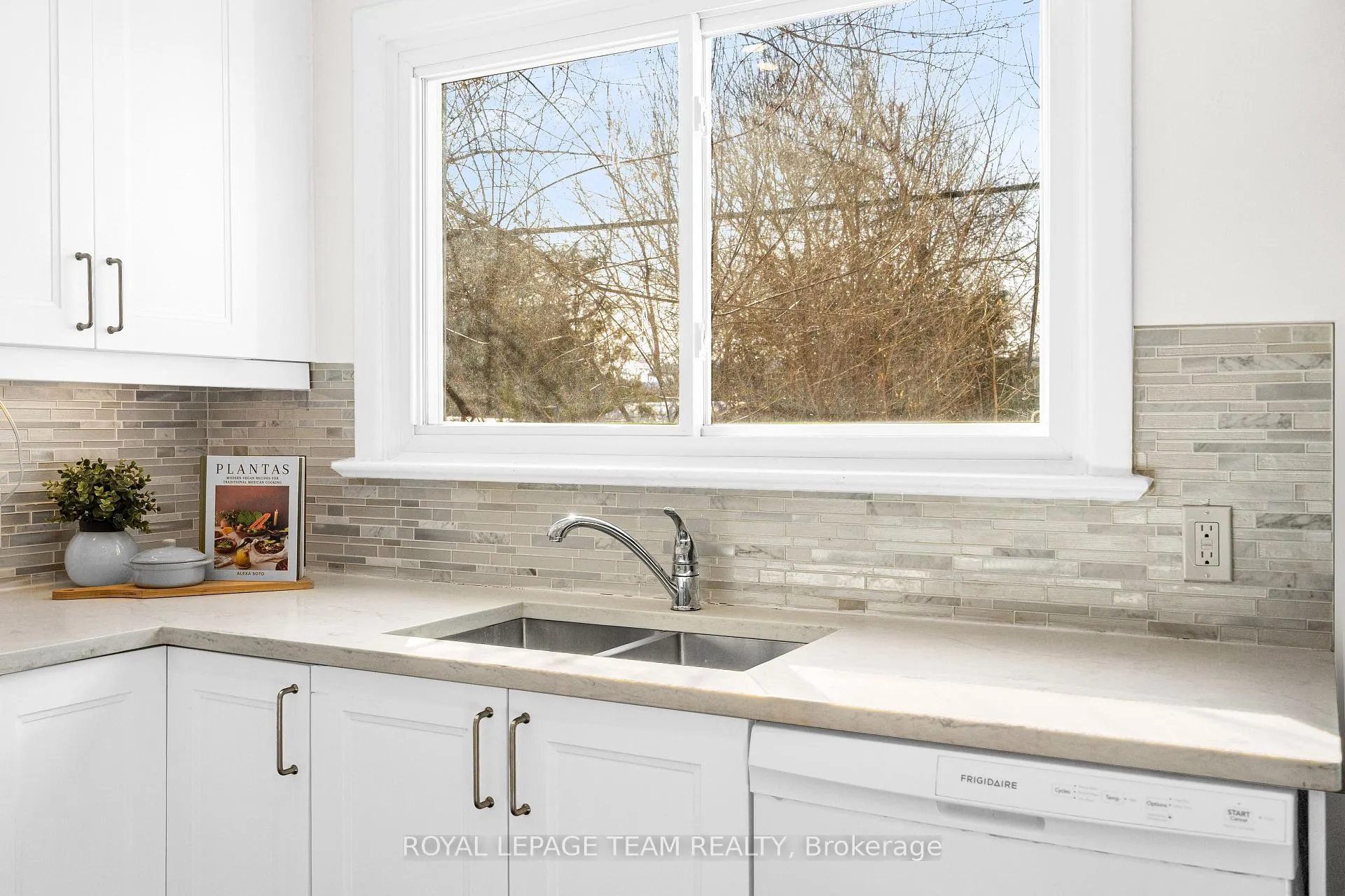 Photo 18 of 852 Borthwick Avenue, Ottawa, Castle Heights/Rideau High — HOMEH