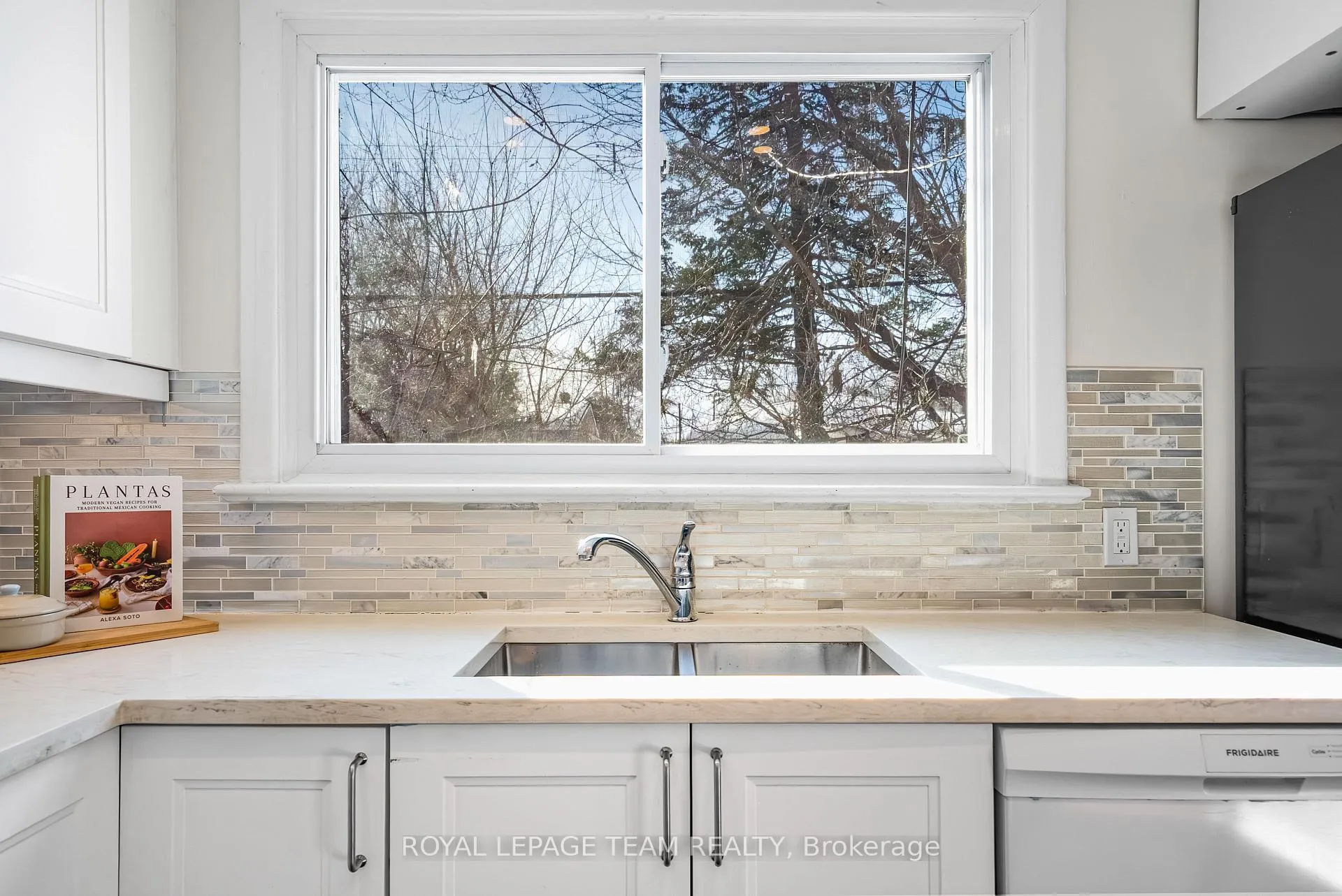 Photo 19 of 852 Borthwick Avenue, Ottawa, Castle Heights/Rideau High — HOMEH
