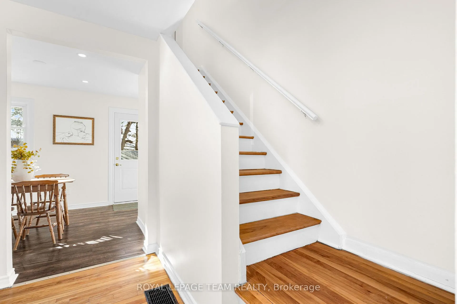 Photo 26 of 852 Borthwick Avenue, Ottawa, Castle Heights/Rideau High — HOMEH