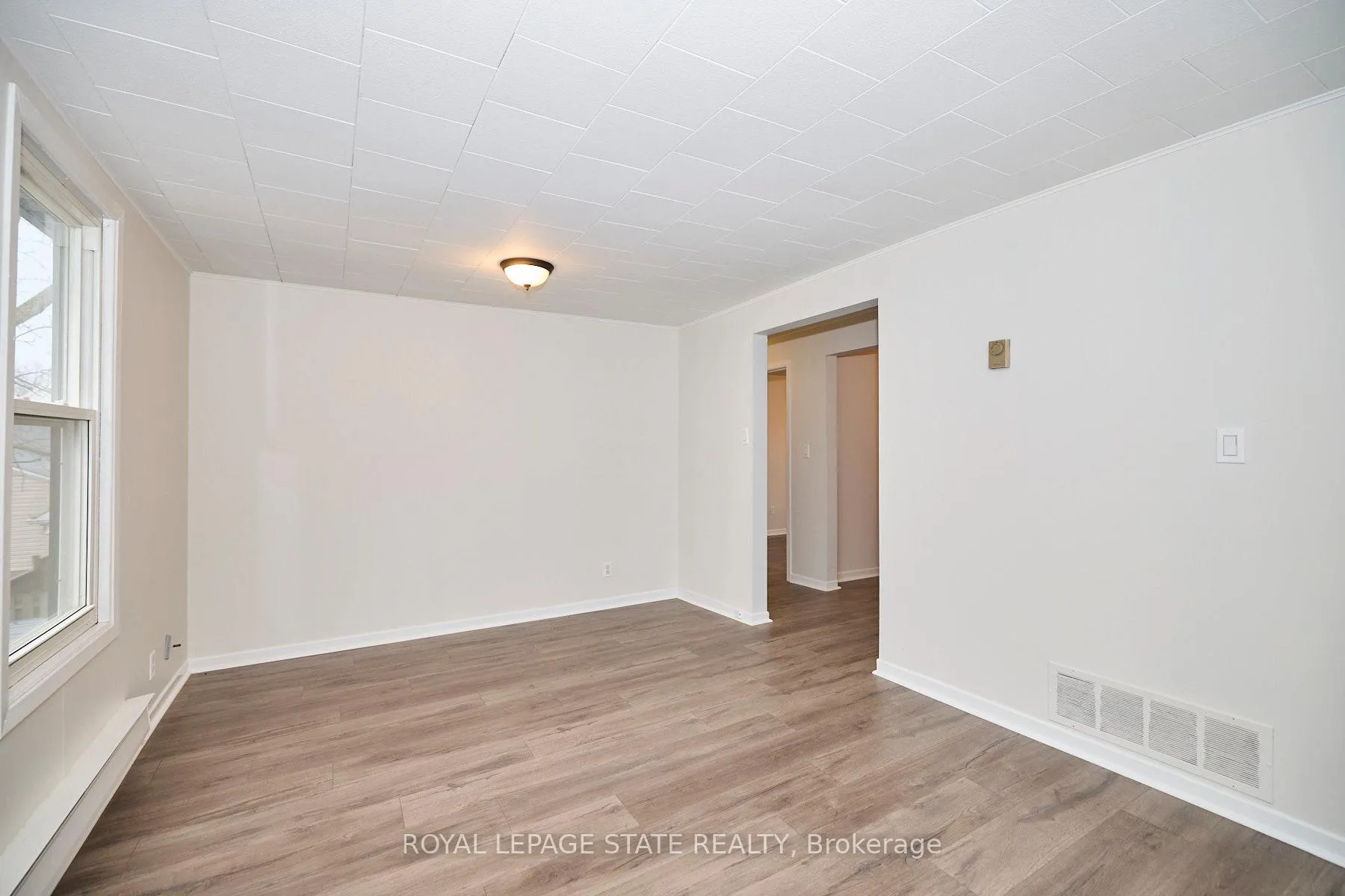 Photo 3 of Unit 3, 33 Lock Street, St. Catharines, Port Dalhousie — HOMEH