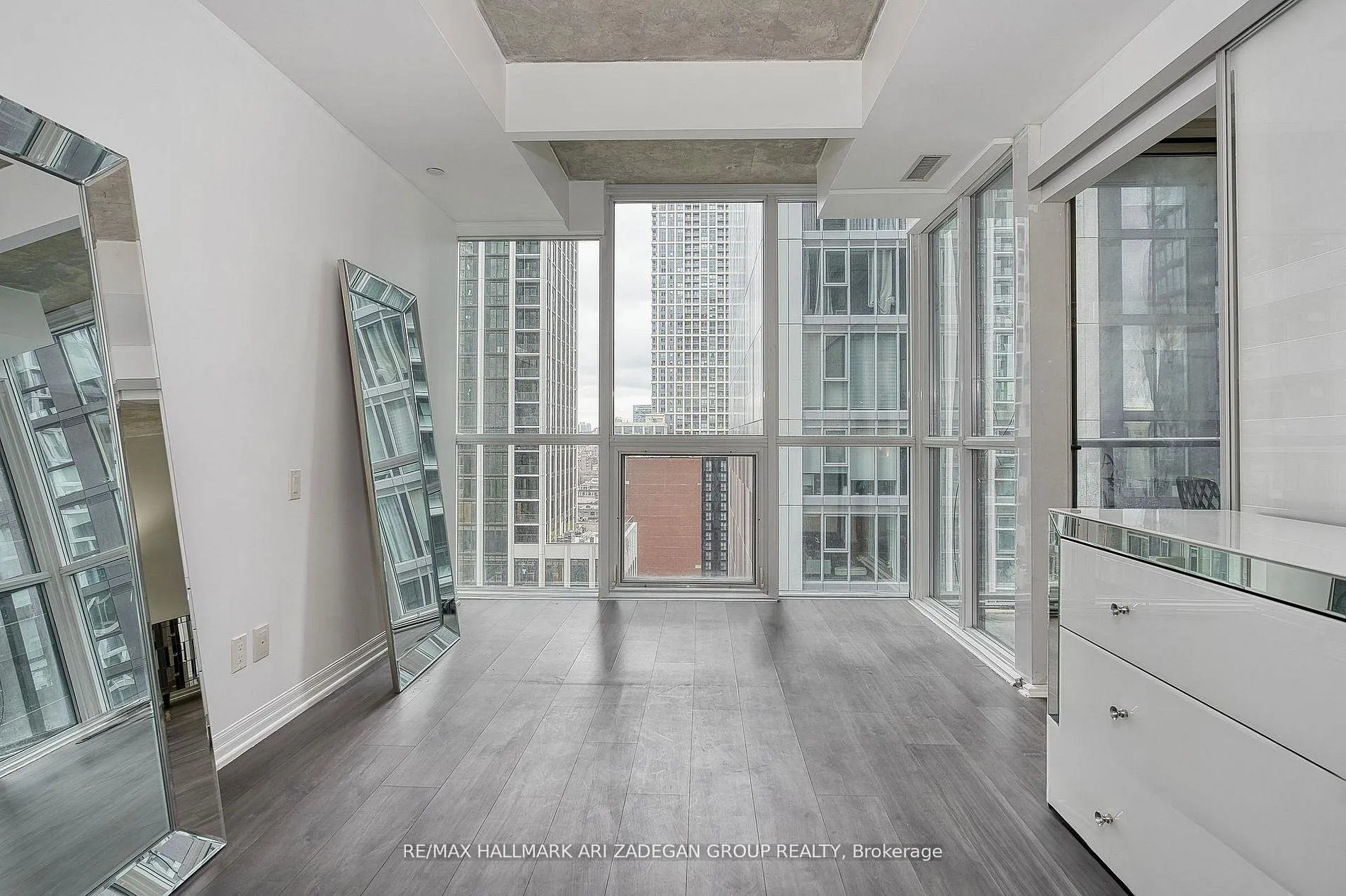 Photo 4 of Unit 1701, 88 Blue Jays Way, Toronto, Waterfront Communities — HOMEH