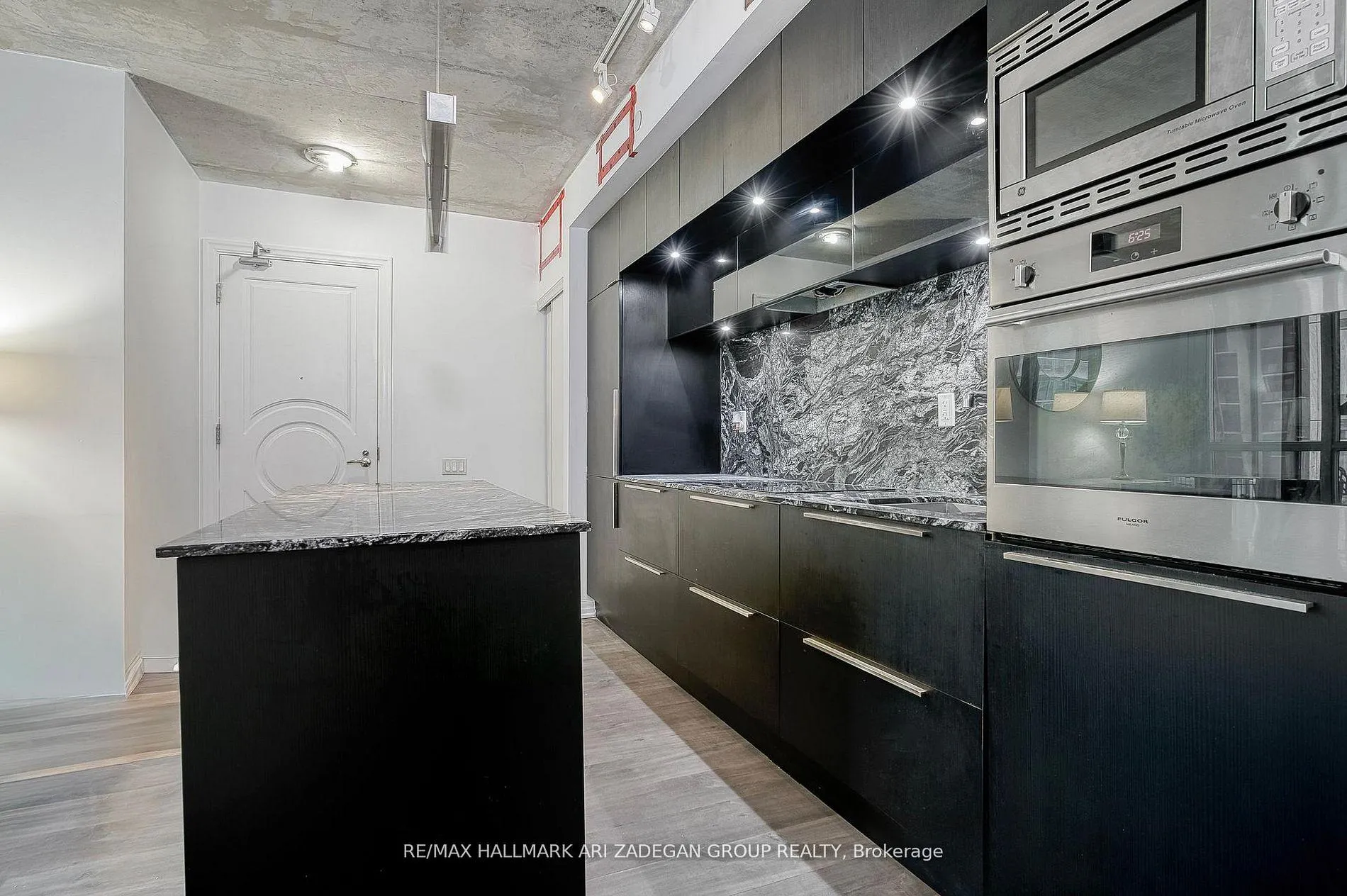 Photo 6 of Unit 1701, 88 Blue Jays Way, Toronto, Waterfront Communities — HOMEH
