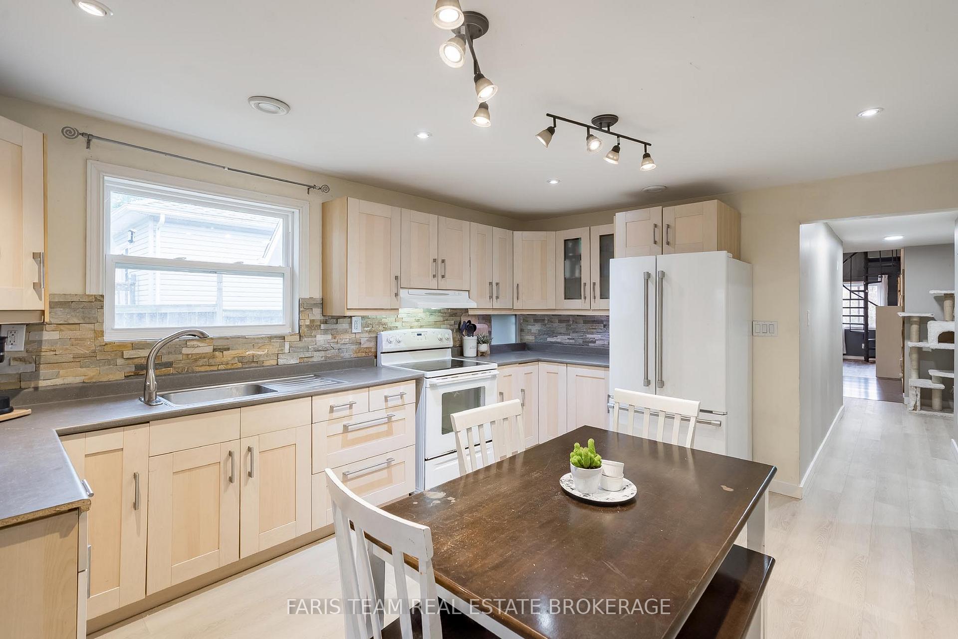 Photo 11 of 779 9th Line, Innisfil, Alcona — HOMEH