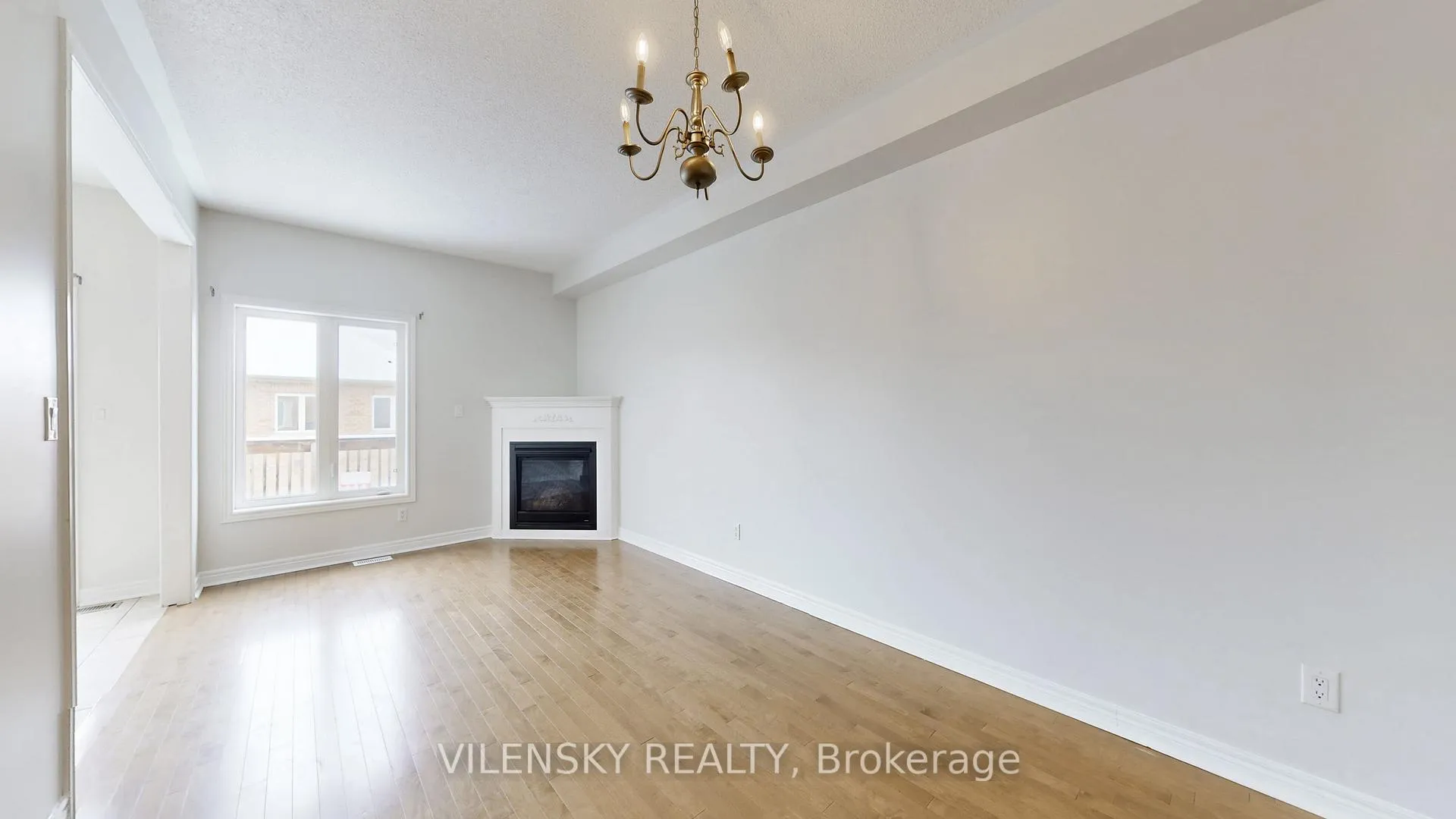Photo 3 of Unit Upper, 43 Crimson Forest Drive, Vaughan, Maple — HOMEH