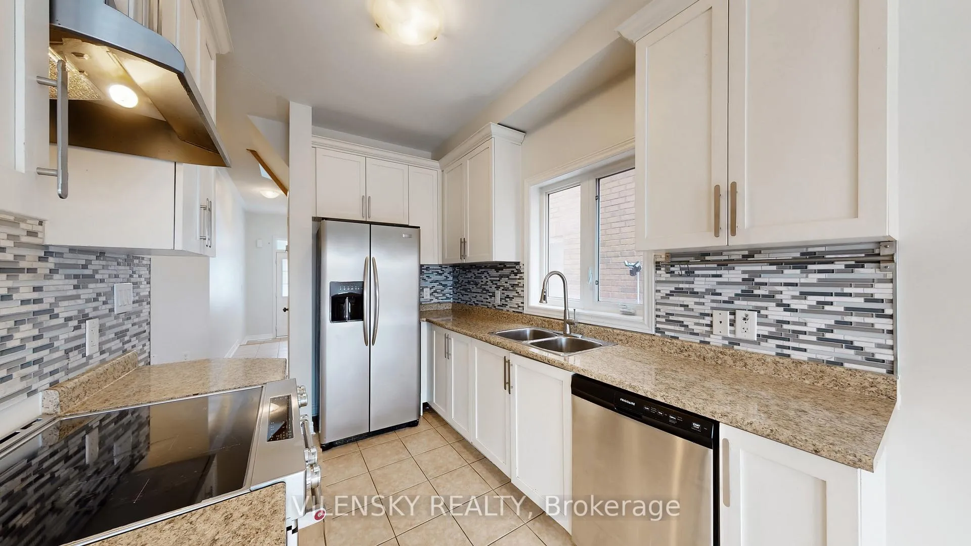 Photo 5 of Unit Upper, 43 Crimson Forest Drive, Vaughan, Maple — HOMEH
