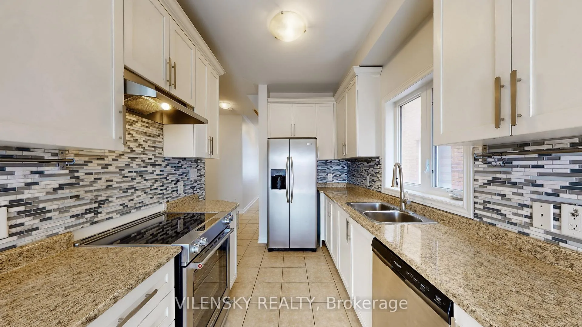 Photo 6 of Unit Upper, 43 Crimson Forest Drive, Vaughan, Maple — HOMEH