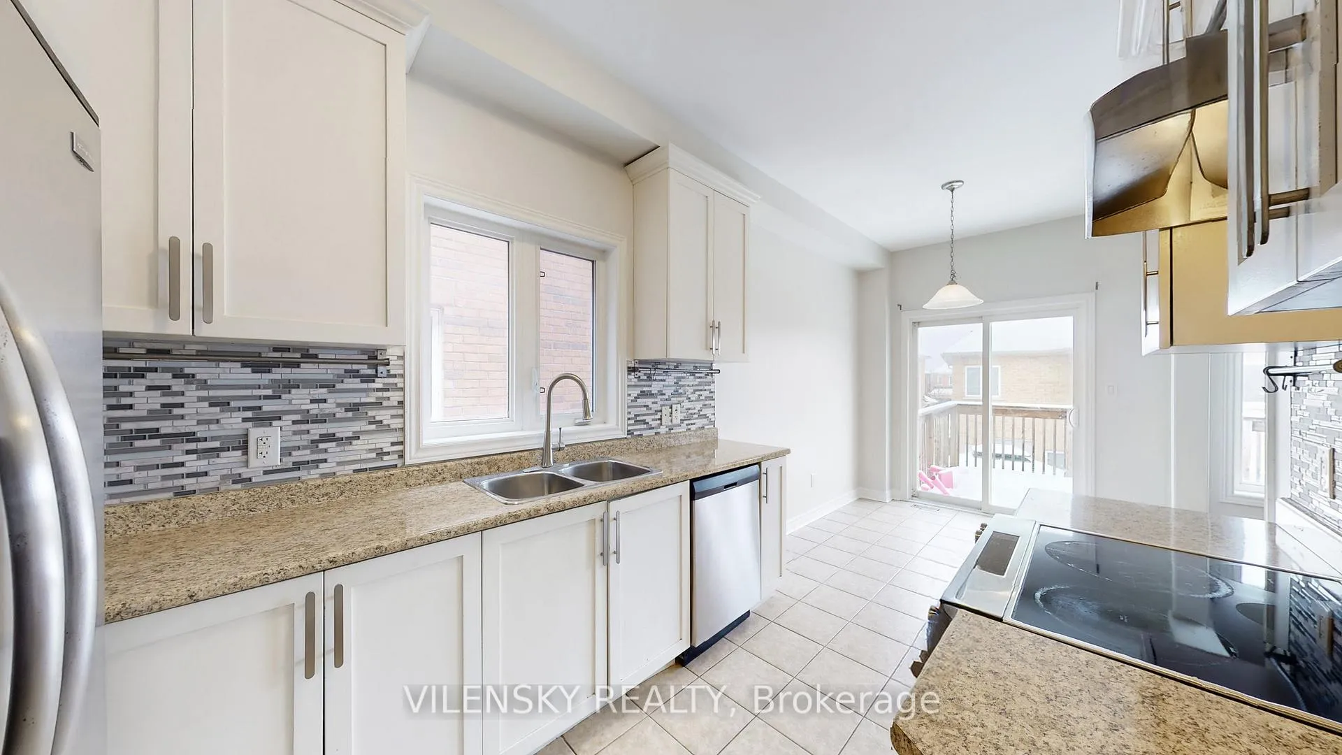 Photo 7 of Unit Upper, 43 Crimson Forest Drive, Vaughan, Maple — HOMEH