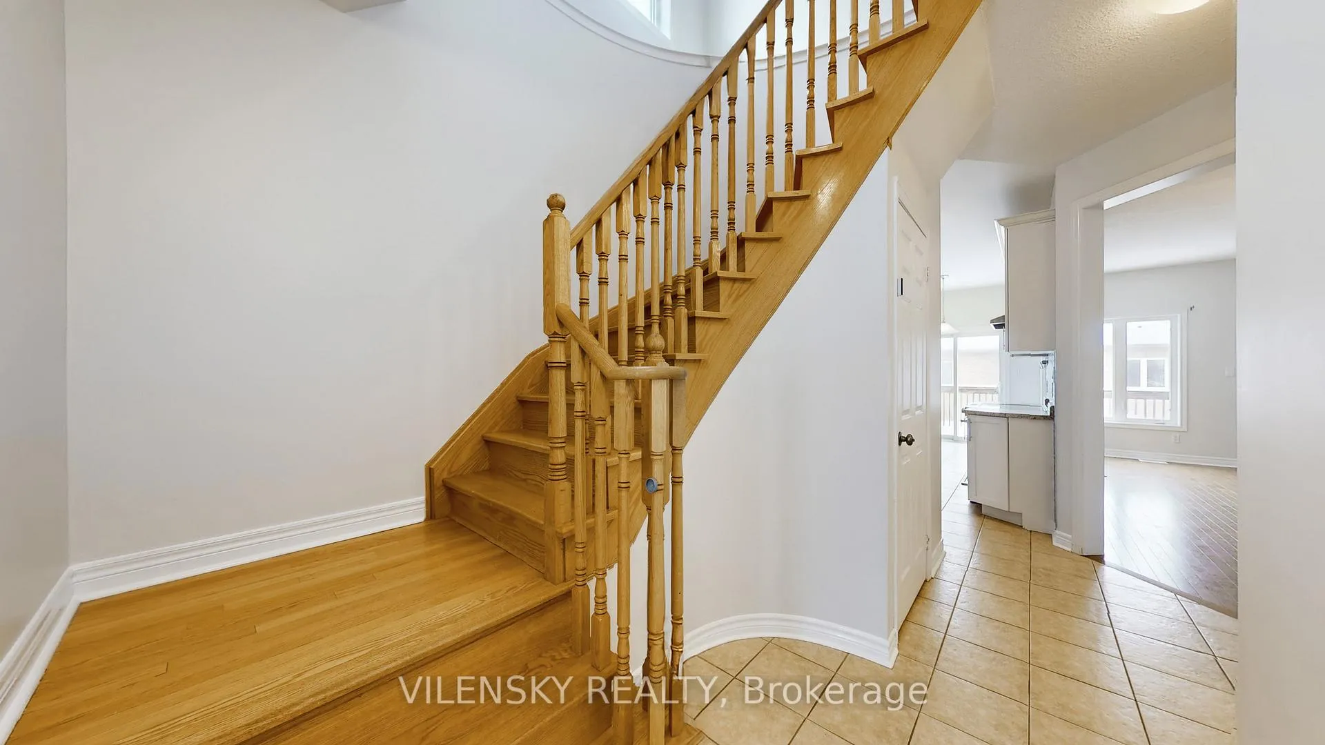 Photo 9 of Unit Upper, 43 Crimson Forest Drive, Vaughan, Maple — HOMEH