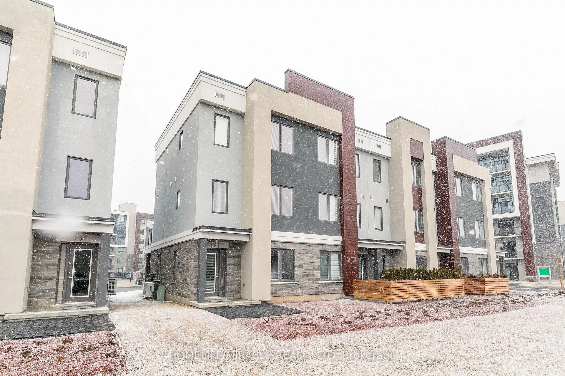 Photo 2 of Unit 5, 115 Shoreview Place, Hamilton, Stoney Creek — HOMEH