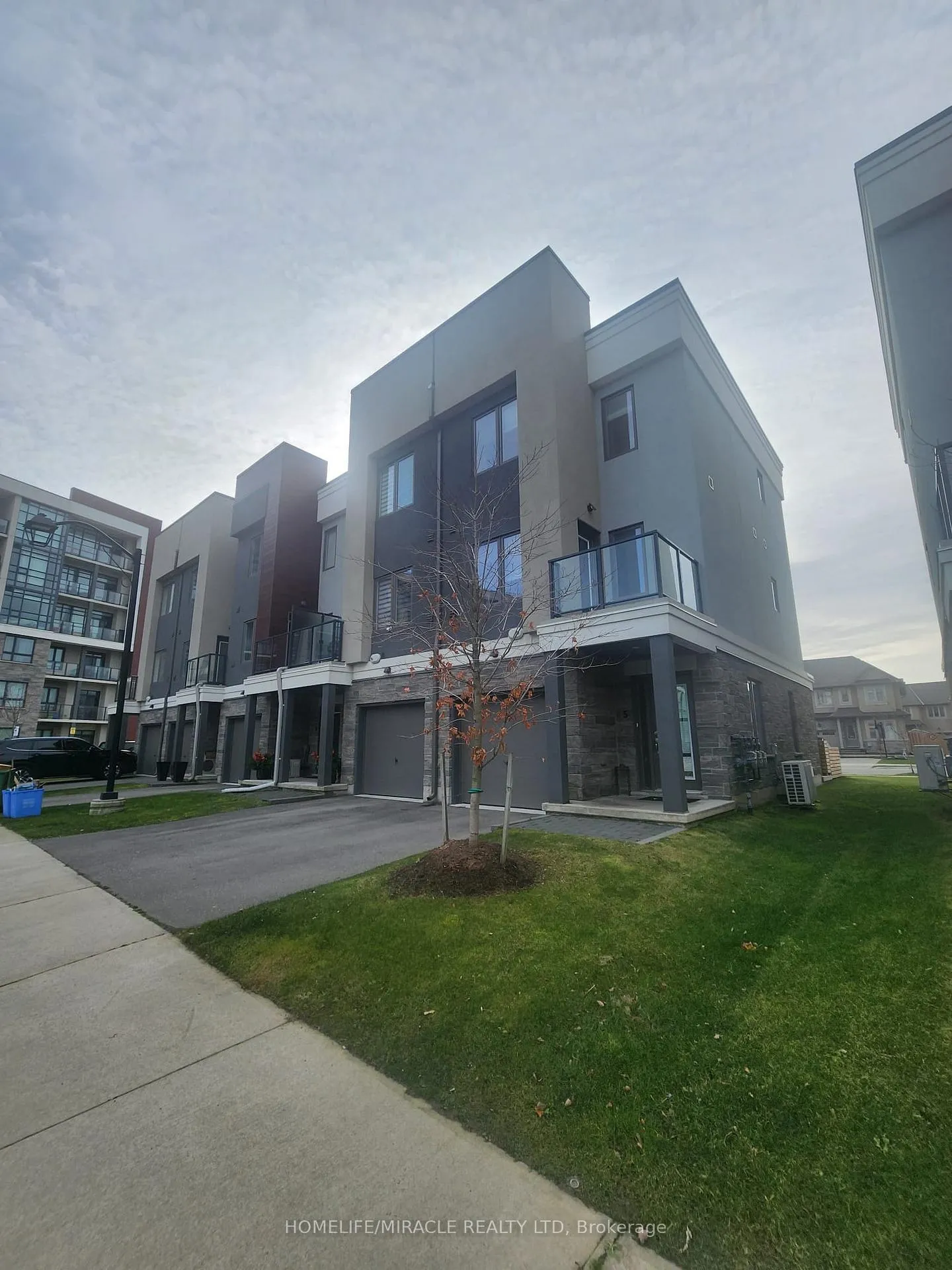 Photo 3 of Unit 5, 115 Shoreview Place, Hamilton, Stoney Creek — HOMEH