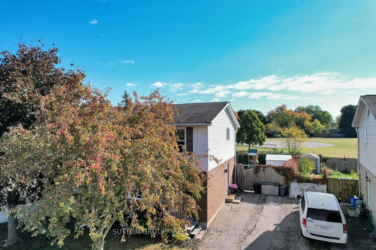 Photo 2 of 295 Admiral Drive, London, East I — HOMEH