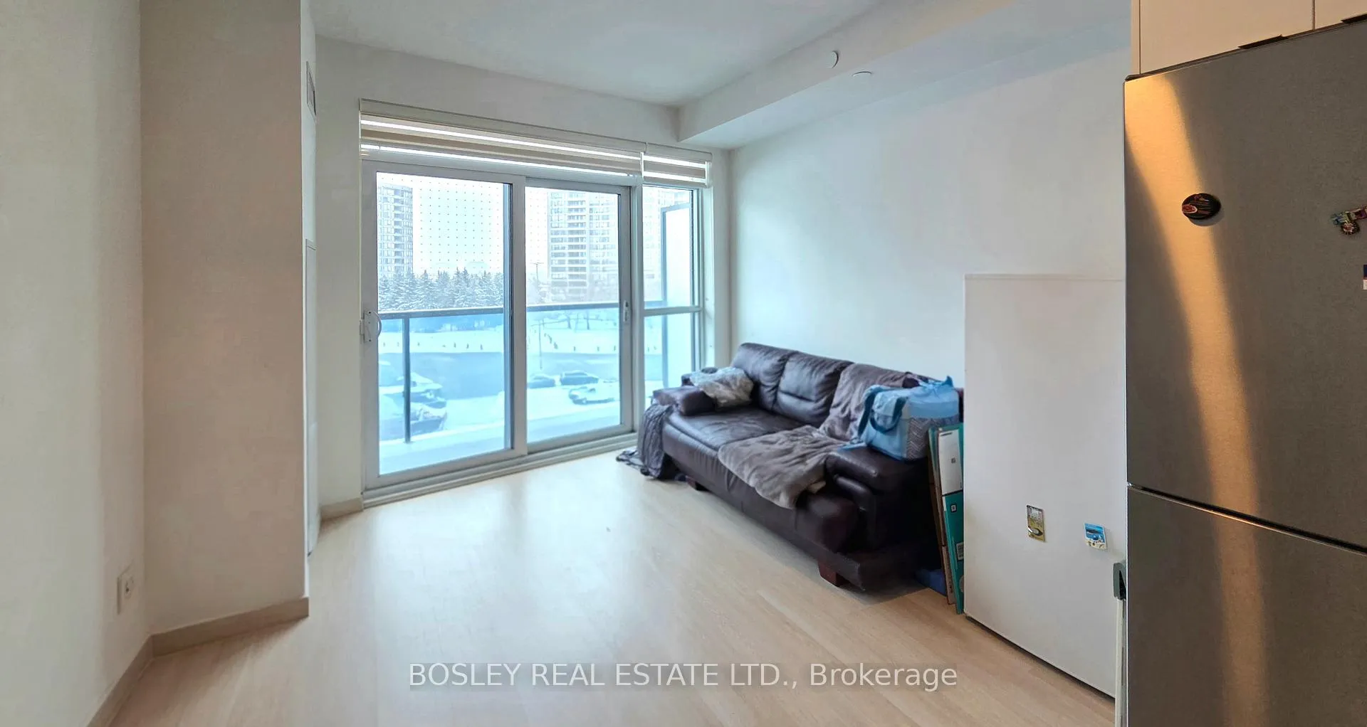 Photo 3 of Unit 305, 30 Upper Mall Way, Vaughan, Brownridge — HOMEH