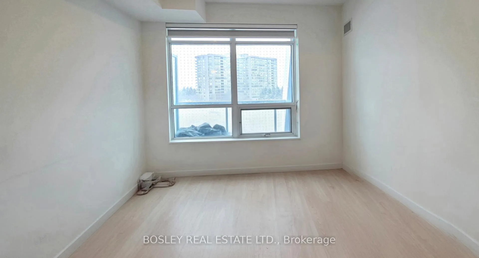Photo 5 of Unit 305, 30 Upper Mall Way, Vaughan, Brownridge — HOMEH