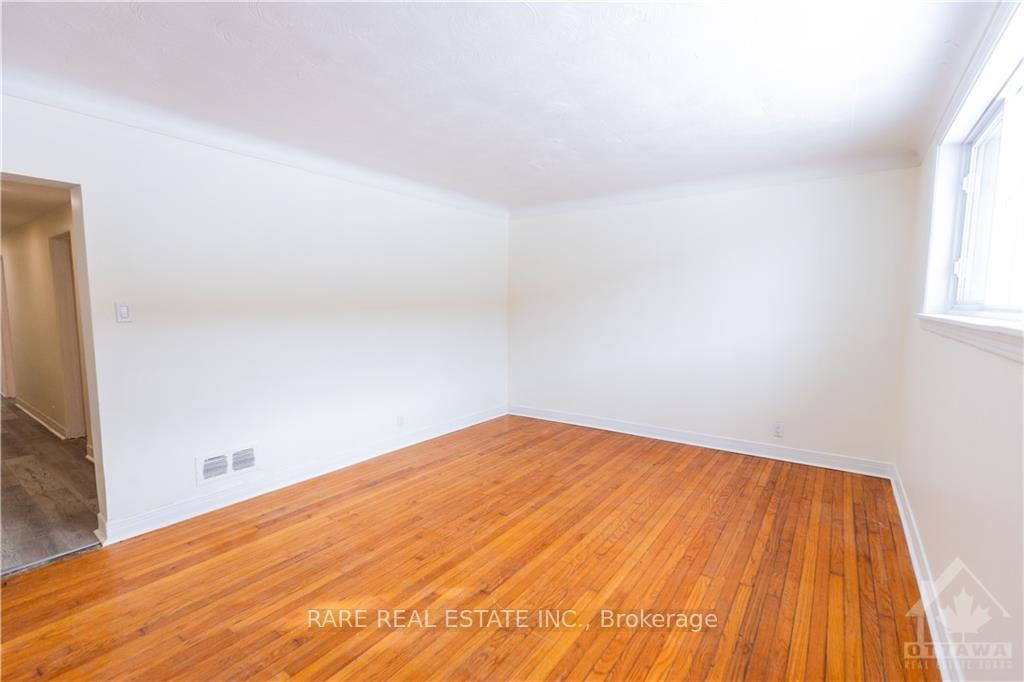 Photo 12 of Unit 3, 403 Peach Tree Lane, Ottawa, Viscount Alexander Park — HOMEH