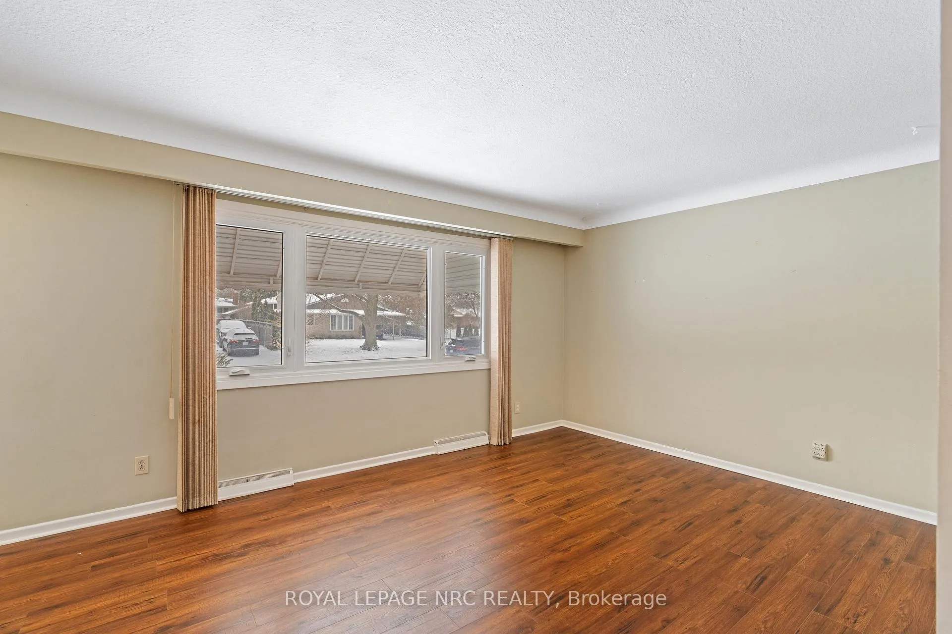 Photo 5 of 6 Brookbanks Drive N, St. Catharines, Lakeport — HOMEH