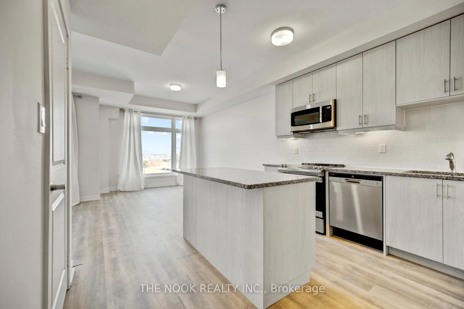 Photo 5 of Unit 108, 2550 Castlegate Crossings Drive, Pickering, Duffin Heights — HOMEH