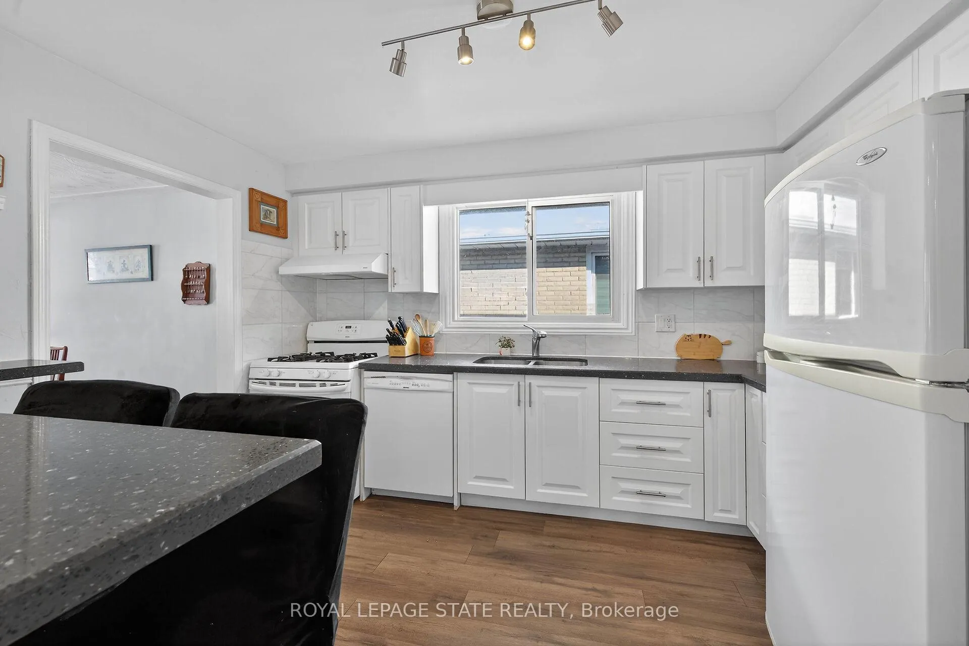 Photo 15 of 327 Eaglewood Drive, Hamilton, Eleanor — HOMEH