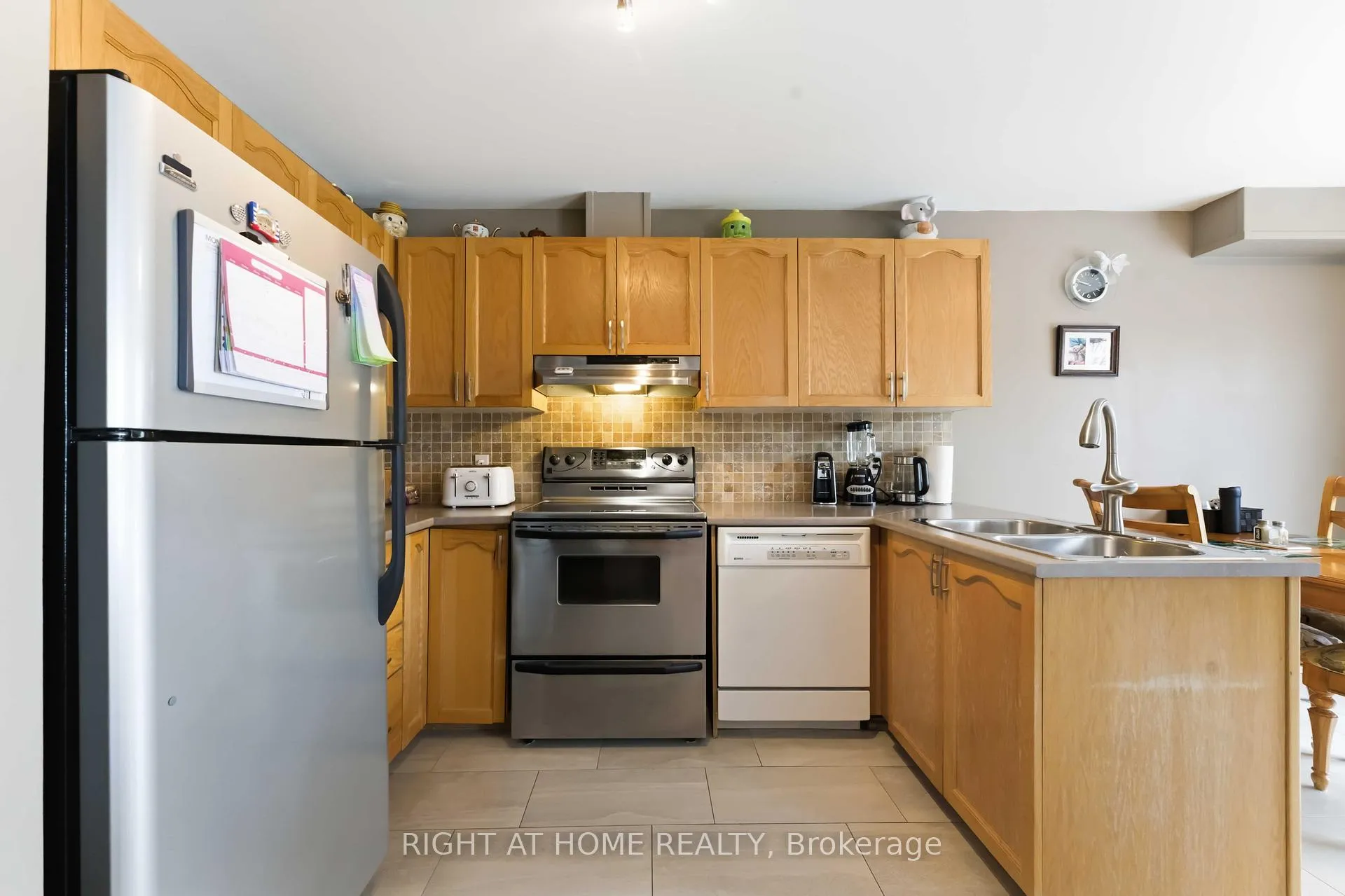 Photo 9 of 6254 Sablewood Place, Ottawa, Chapel Hill — HOMEH