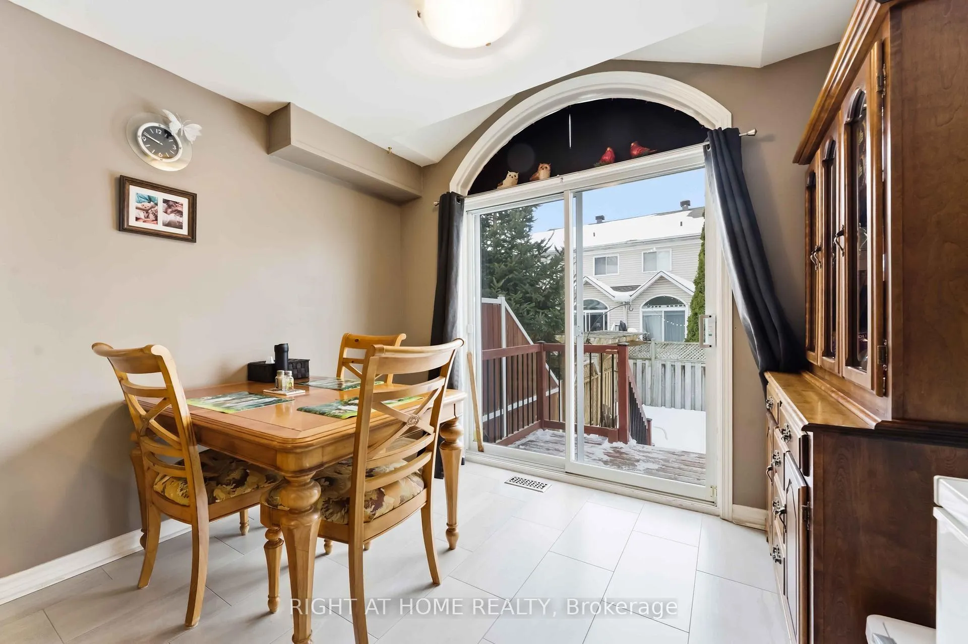 Photo 10 of 6254 Sablewood Place, Ottawa, Chapel Hill — HOMEH