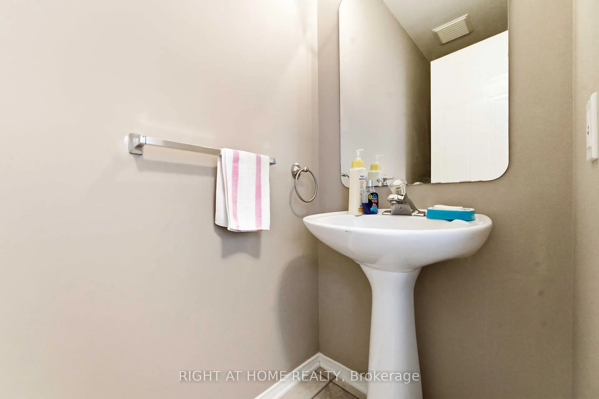 Photo 13 of 6254 Sablewood Place, Ottawa, Chapel Hill — HOMEH