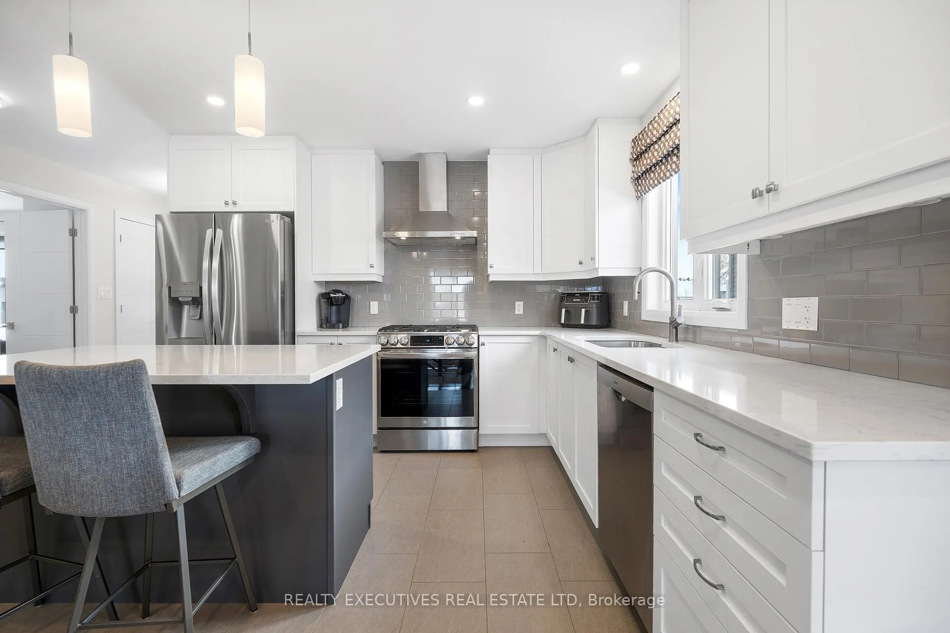 Photo 5 of 460 Arora Crescent S, North Dundas, Winchester — HOMEH