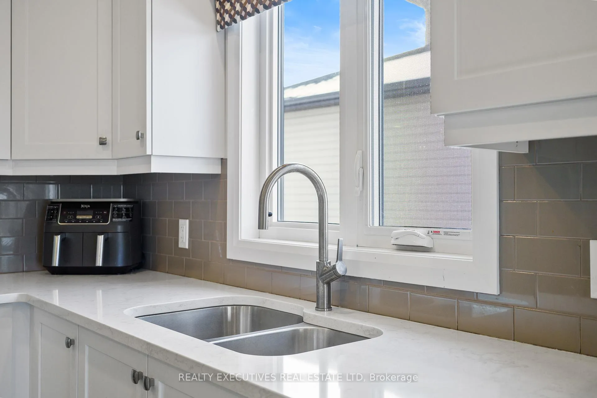 Photo 6 of 460 Arora Crescent S, North Dundas, Winchester — HOMEH
