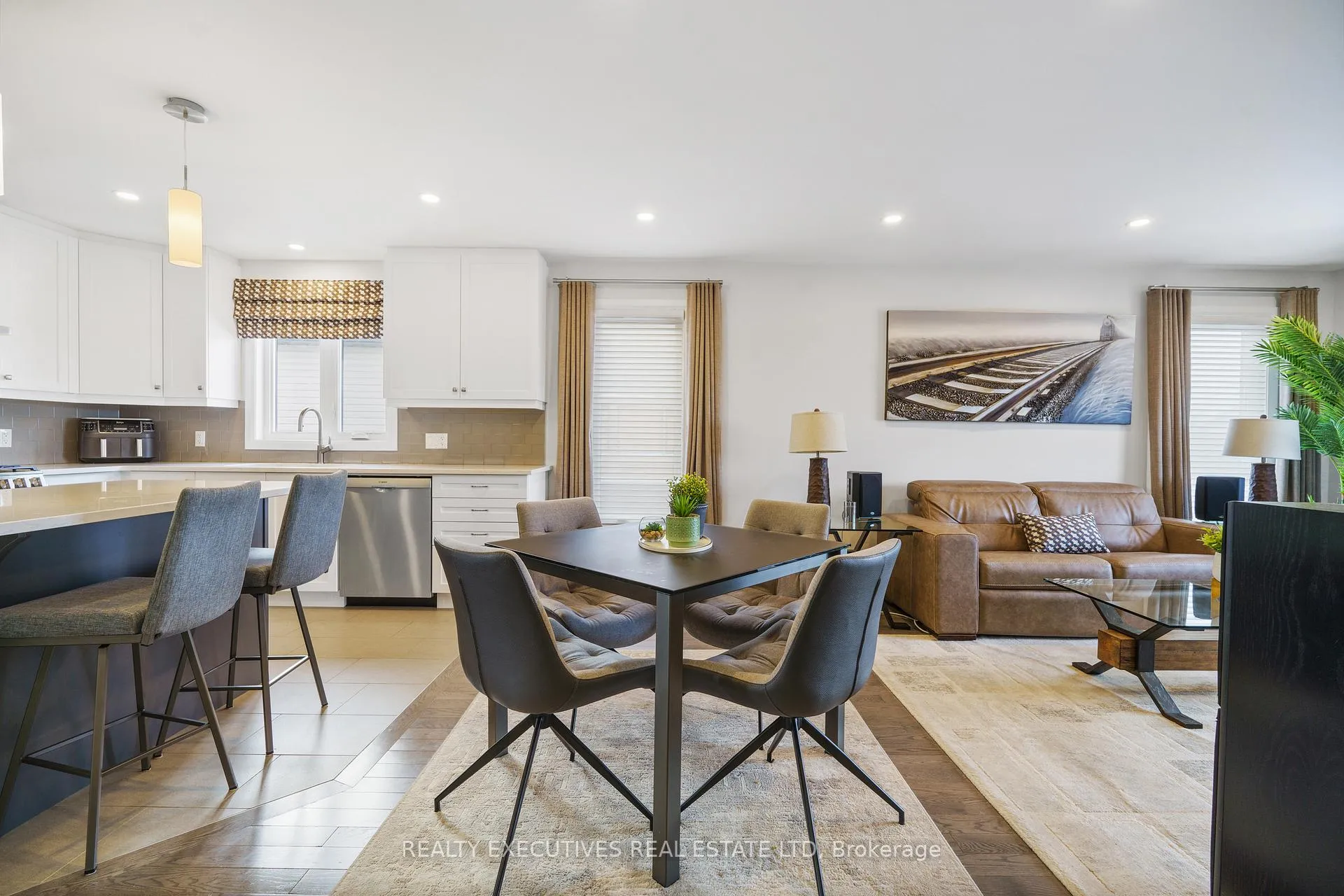 Photo 9 of 460 Arora Crescent S, North Dundas, Winchester — HOMEH