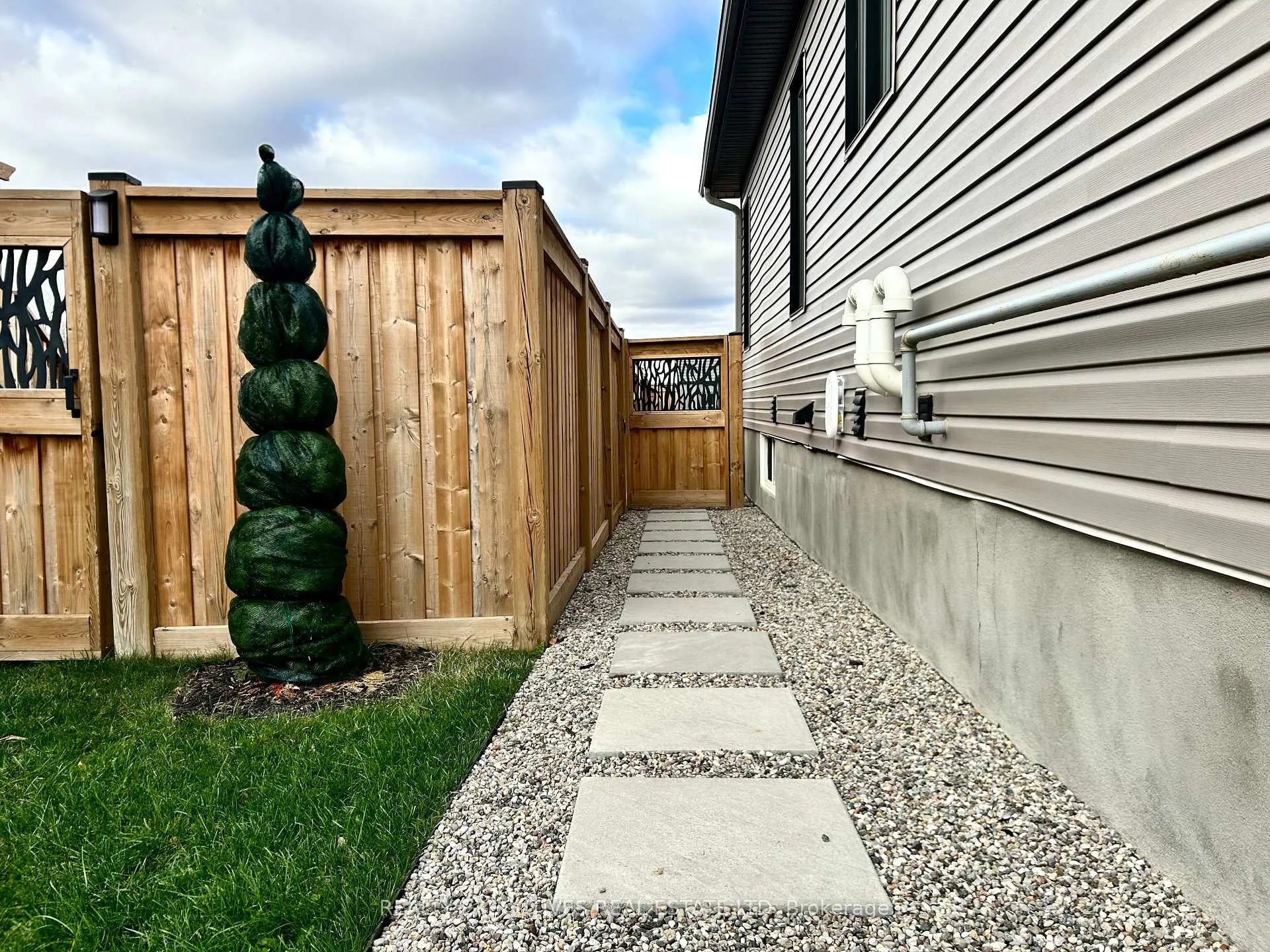 Photo 39 of 460 Arora Crescent S, North Dundas, Winchester — HOMEH