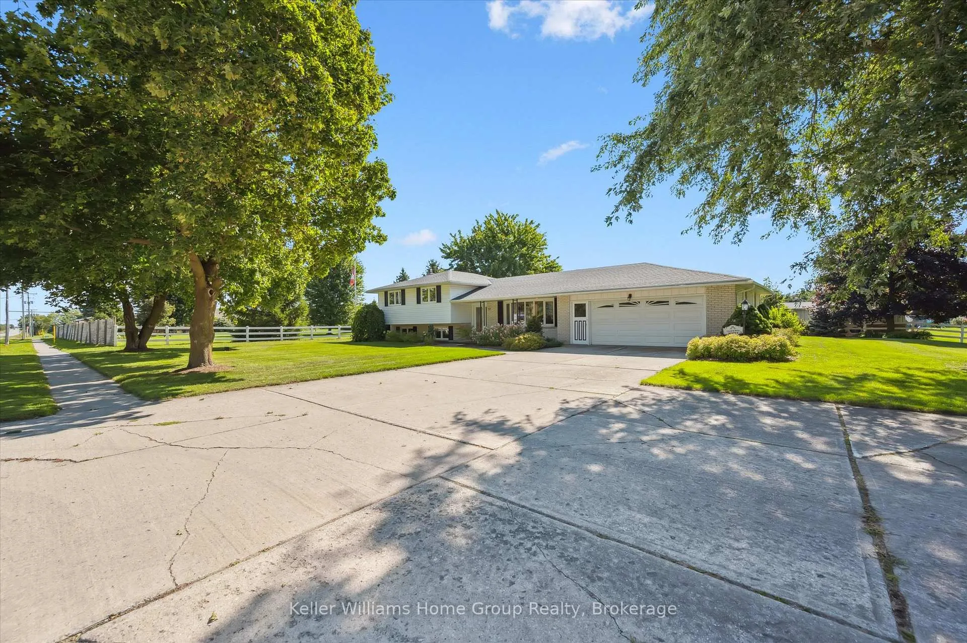 Photo 1 of 27 Peel Street E, Mapleton, Rural Mapleton — HOMEH