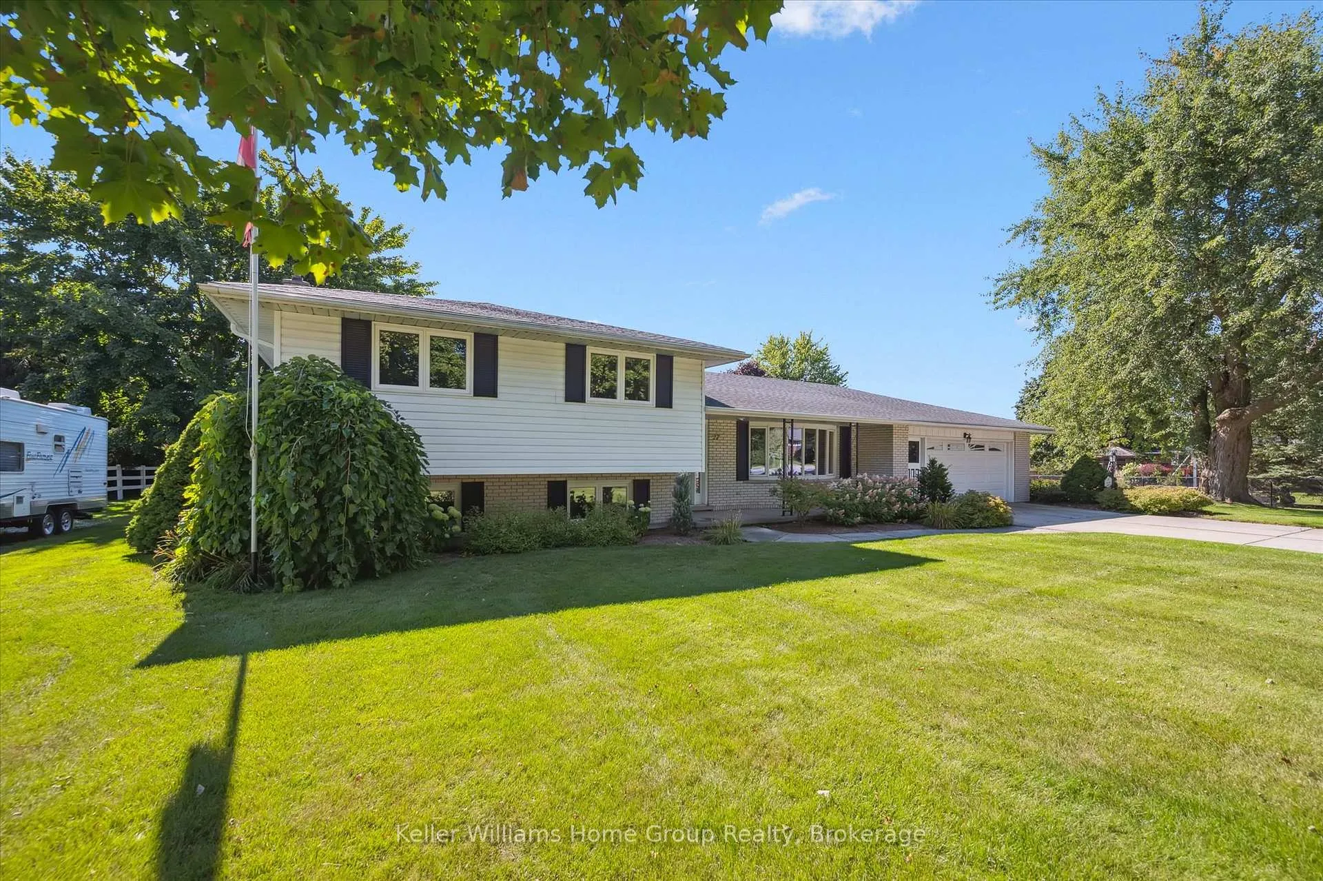 Photo 3 of 27 Peel Street E, Mapleton, Rural Mapleton — HOMEH
