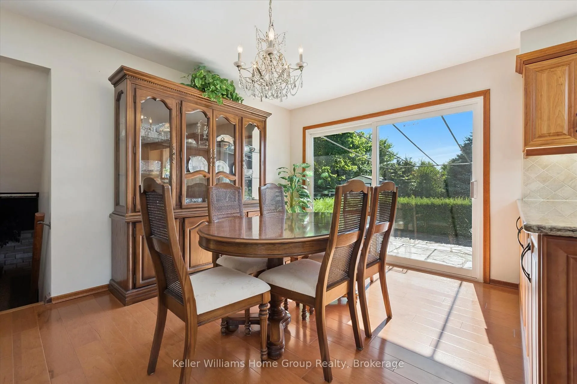 Photo 11 of 27 Peel Street E, Mapleton, Rural Mapleton — HOMEH