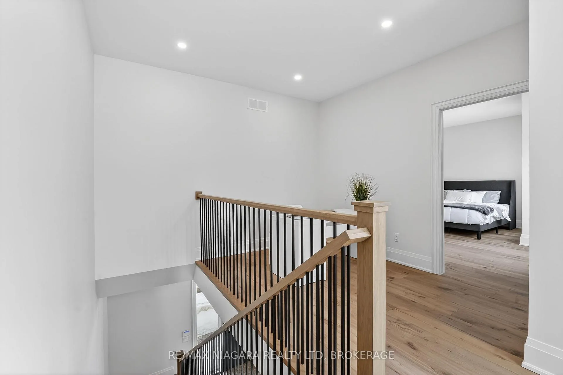 Photo 20 of 39 Ivy Crescent, Thorold, Confederation Heights — HOMEH