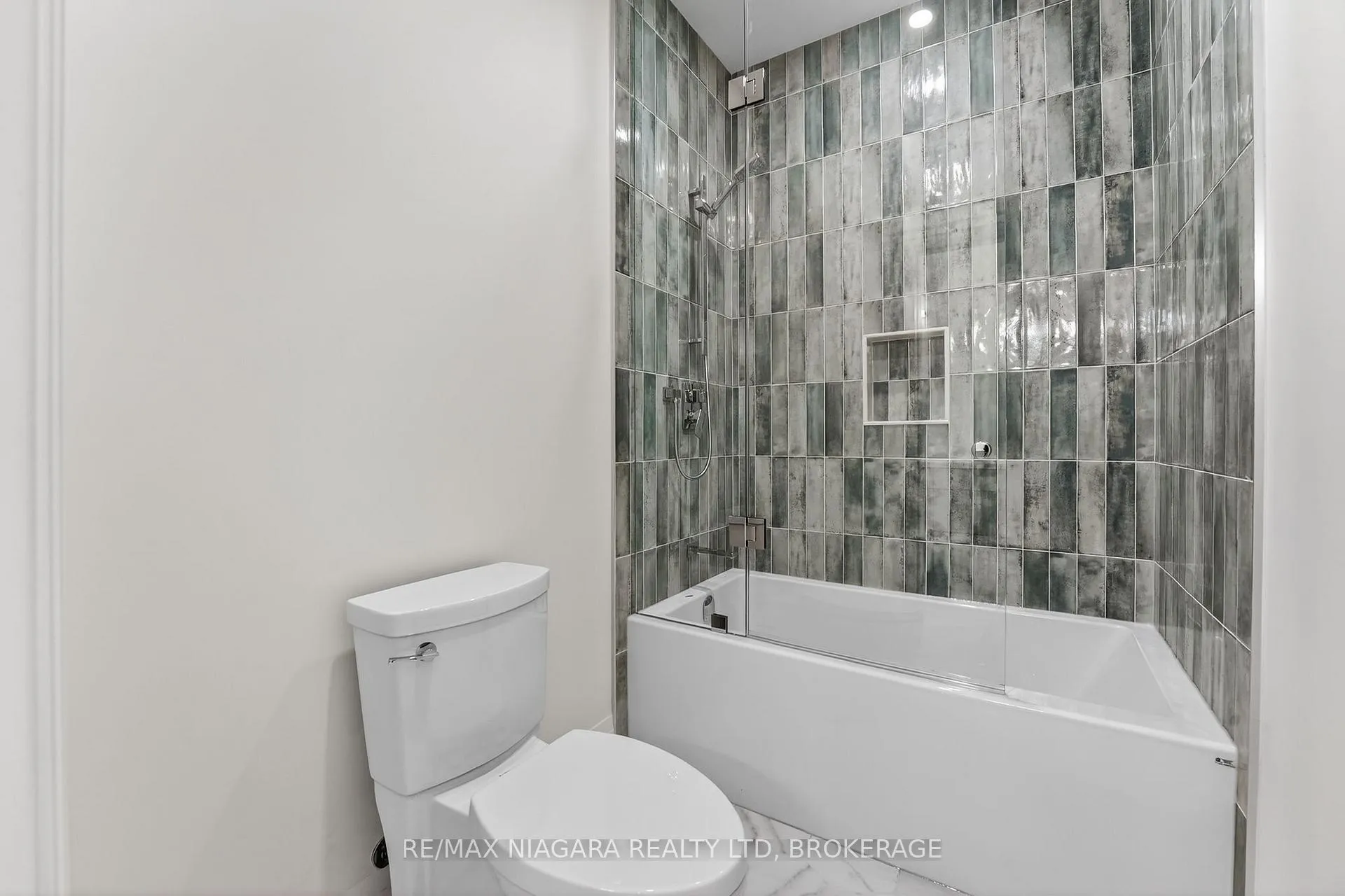 Photo 31 of 39 Ivy Crescent, Thorold, Confederation Heights — HOMEH