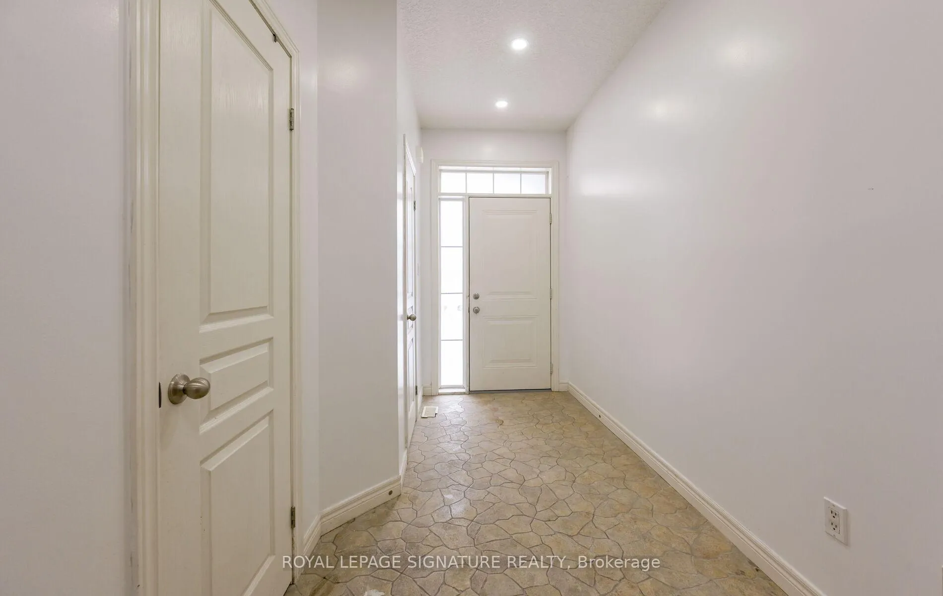 Photo 4 of Unit Upper Level b, 96 Highgate Drive, Hamilton, Stoney Creek Mountain — HOMEH