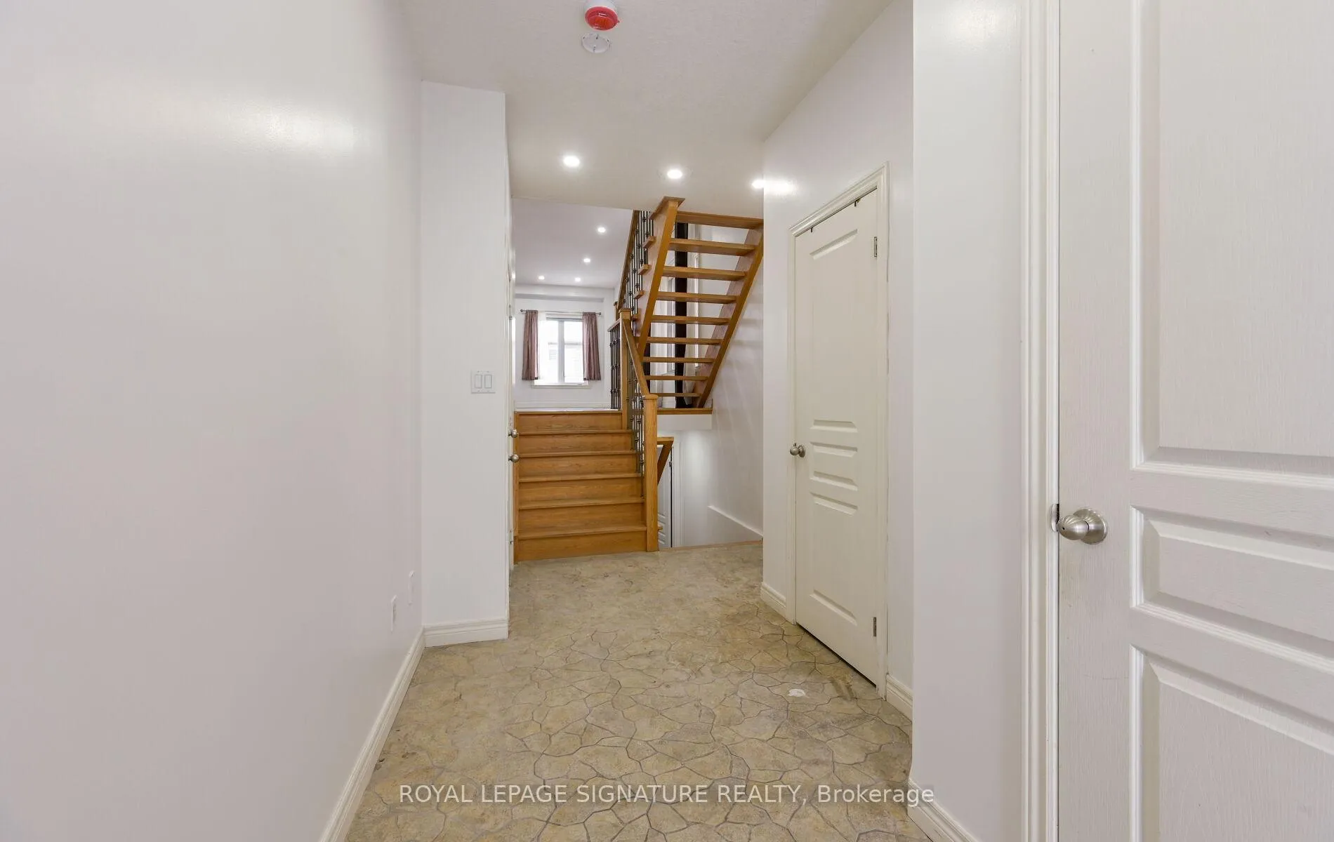 Photo 5 of Unit Upper Level b, 96 Highgate Drive, Hamilton, Stoney Creek Mountain — HOMEH