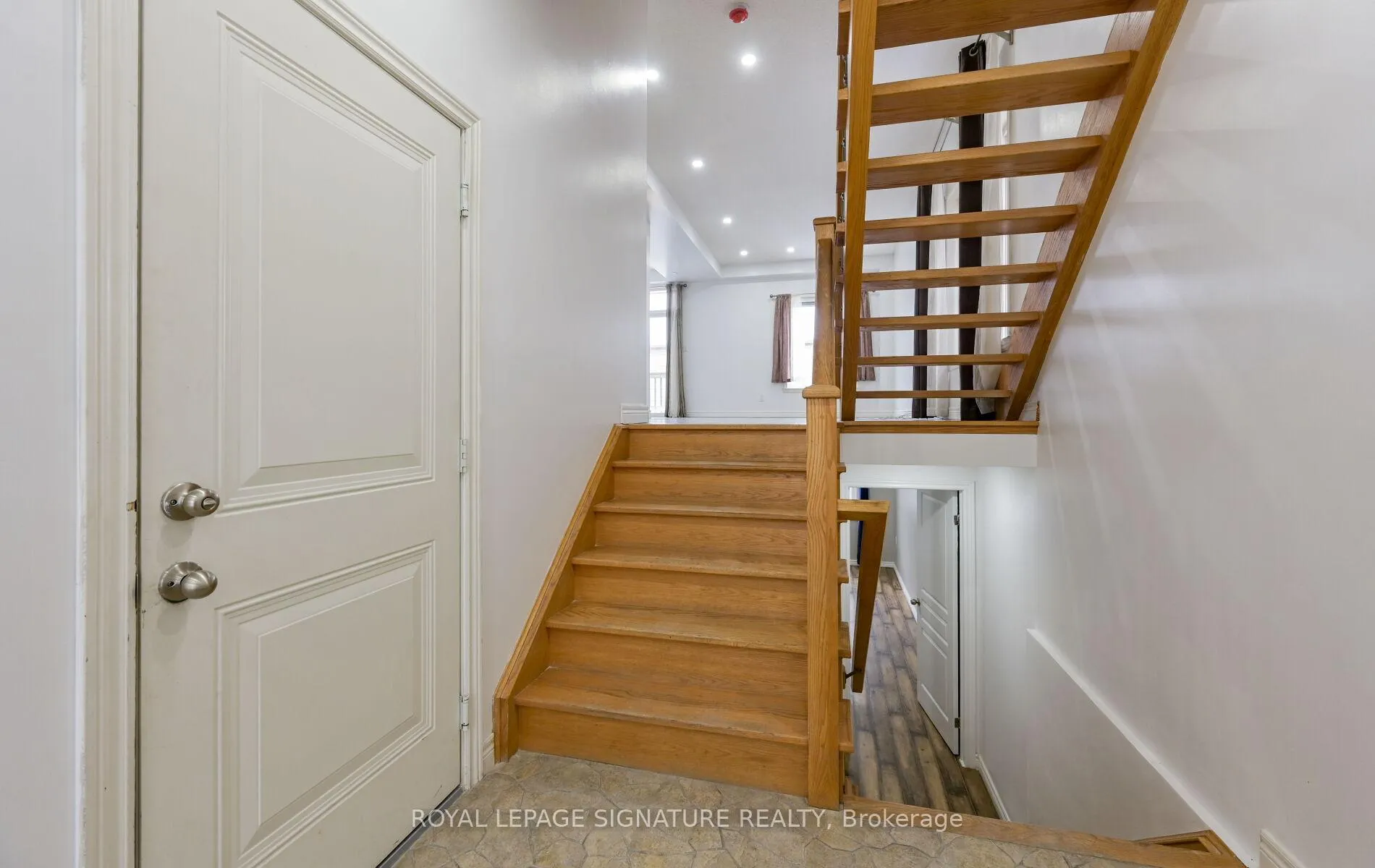 Photo 8 of Unit Upper Level b, 96 Highgate Drive, Hamilton, Stoney Creek Mountain — HOMEH