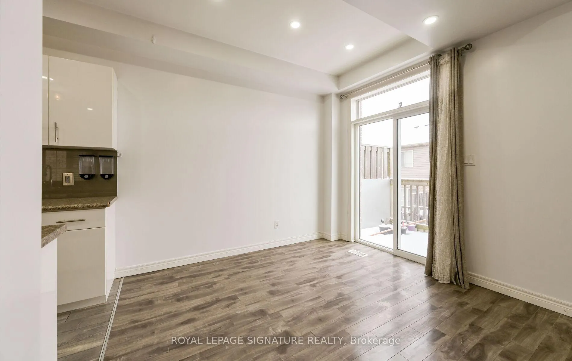 Photo 15 of Unit Upper Level b, 96 Highgate Drive, Hamilton, Stoney Creek Mountain — HOMEH