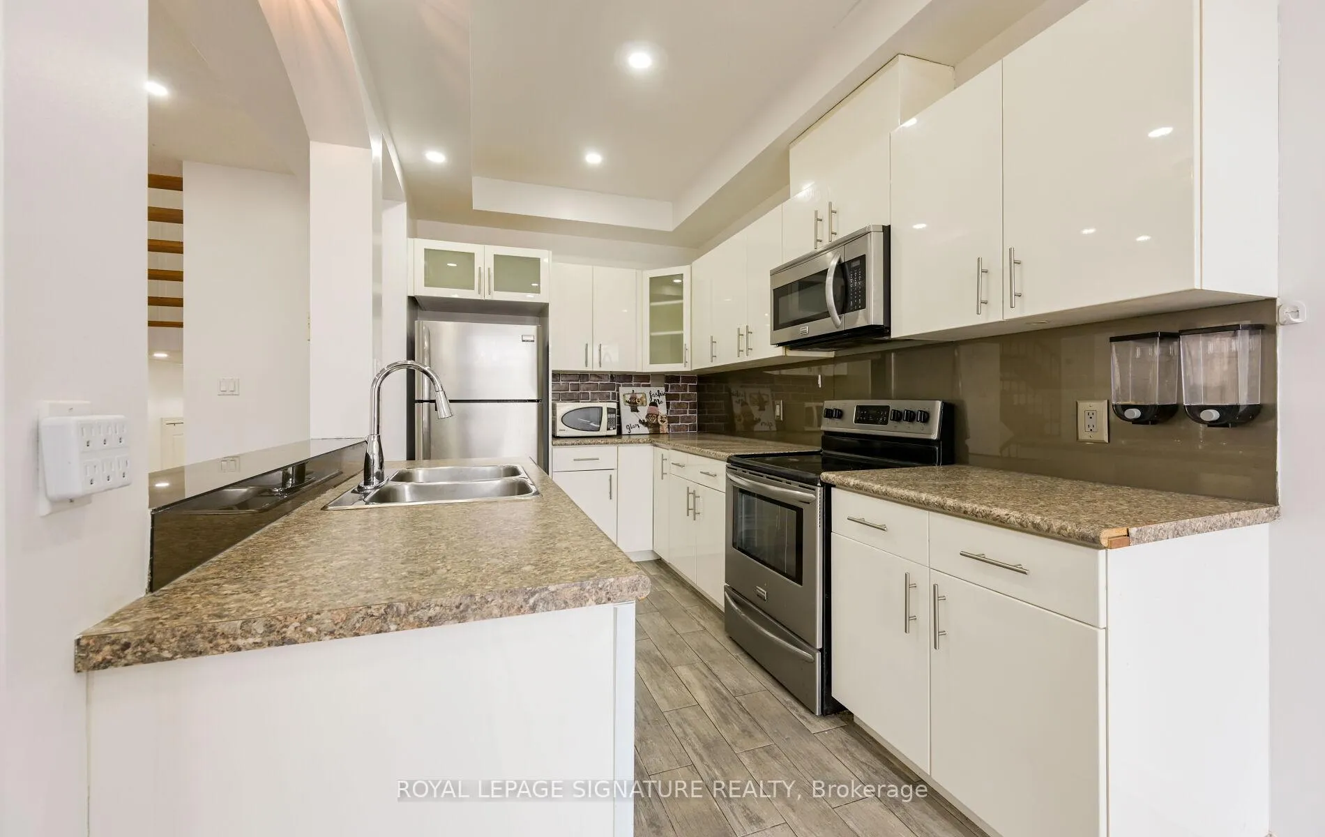 Photo 19 of Unit Upper Level b, 96 Highgate Drive, Hamilton, Stoney Creek Mountain — HOMEH